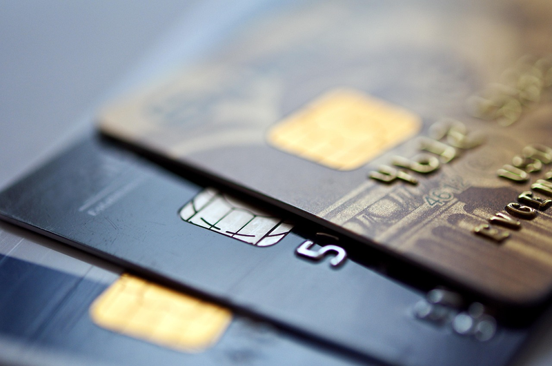 credit card contactless payment at convenience store counter