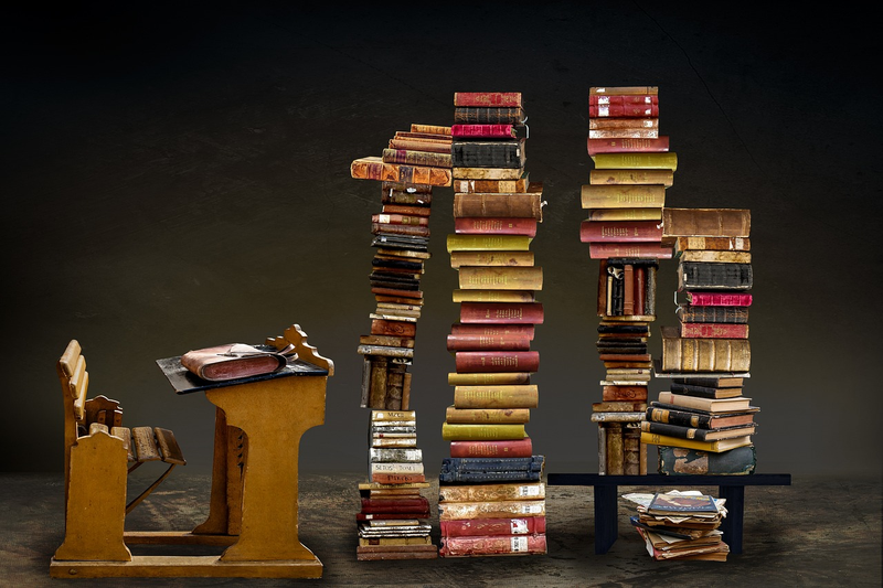 投資方針 finance books on wooden desk