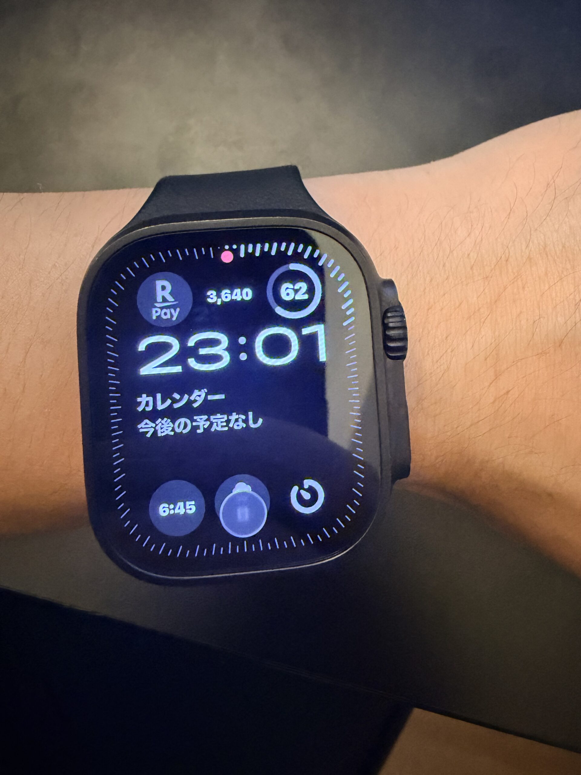 Apple Watch Ultra 2を手首に装着した状態。モジュラーUltra文字盤を表示